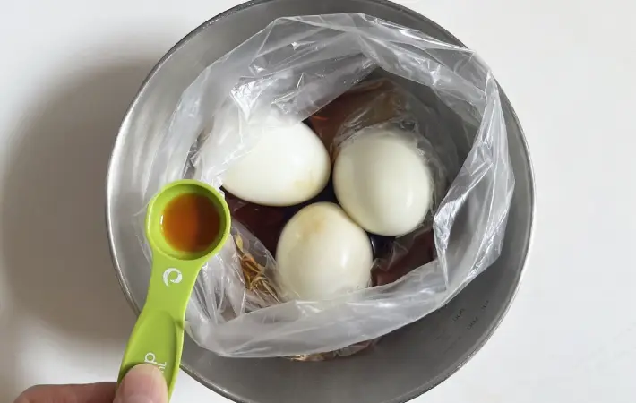 ラー油を加えている画像（撮影：エニママ）