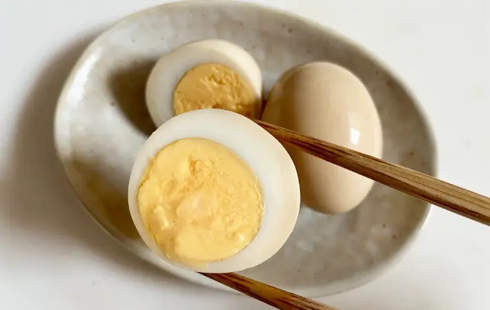 味玉を器に盛りつけた画像（撮影：エニママ）