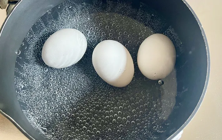 卵をゆでる画像（撮影：エニママ）