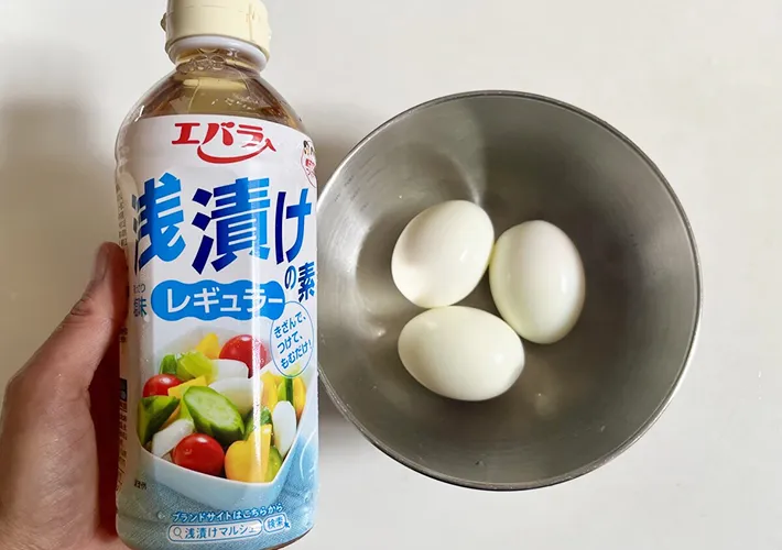 殻をむいたゆで卵と浅漬けの素の画像（撮影：エニママ）