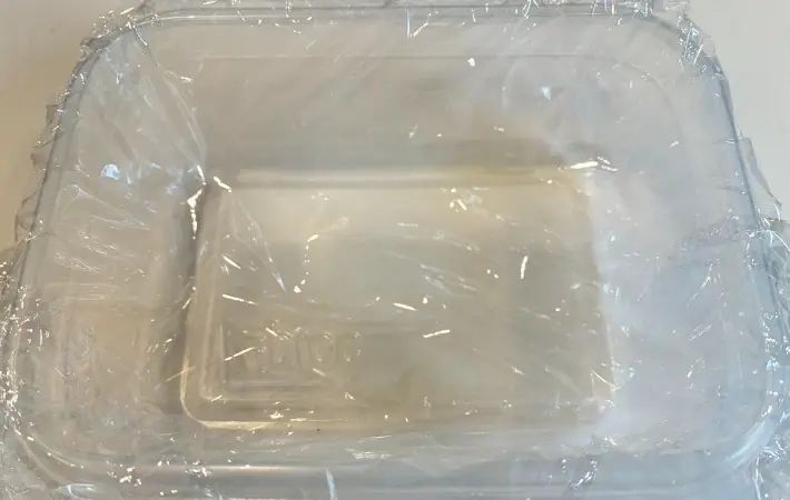 耐熱容器にラップを敷いている画像（撮影：エニママ）