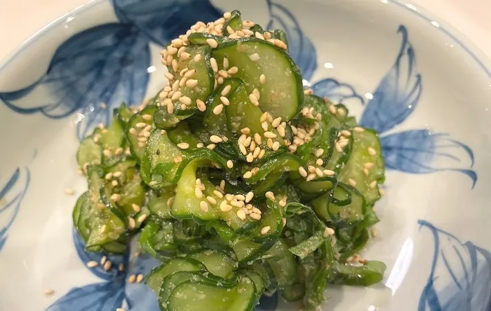器に盛りつけた『大葉とキュウリのたっぷりごま和え』の画像（撮影：エニママ）