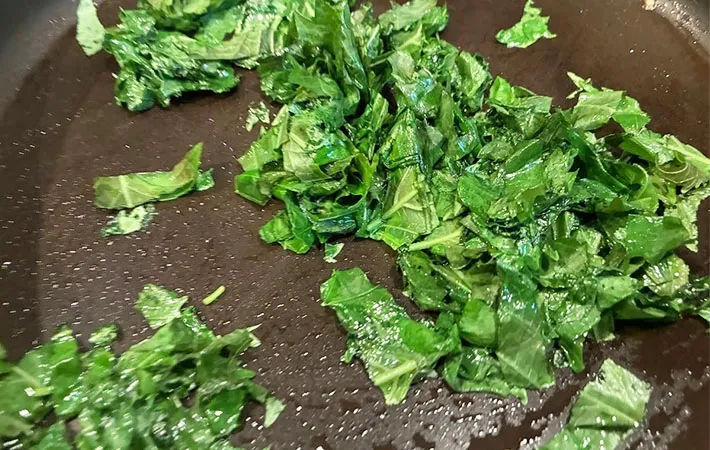 大葉をごま油で炒めている画像（撮影:エニママ）
