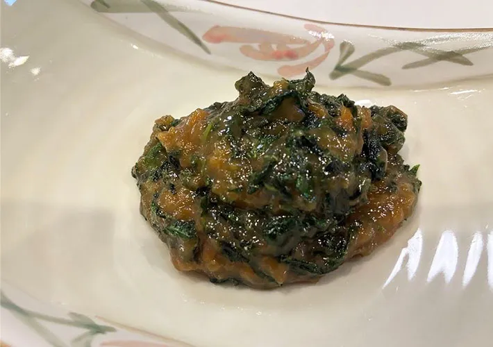 大葉みそを皿に盛り付けた画像（撮影:エニママ）