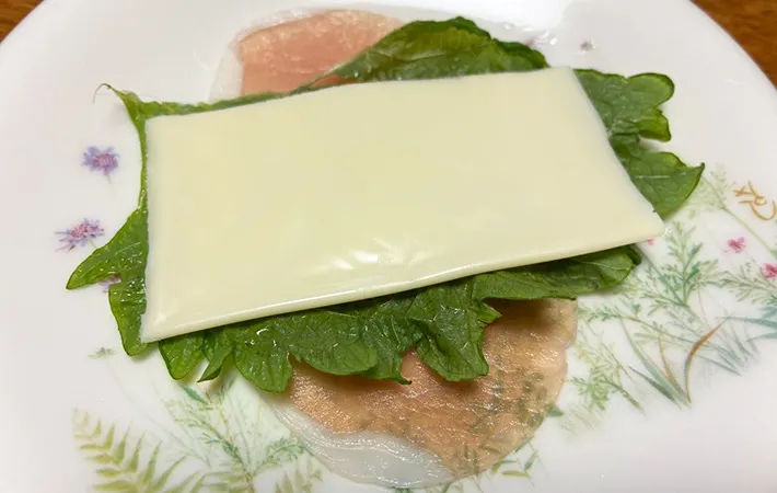 生ハムに大葉とチーズを重ねた画像（撮影：エニママ）