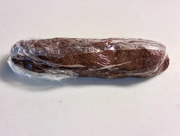 ラップに包んだクッキー生地の画像（撮影：エニママ）
