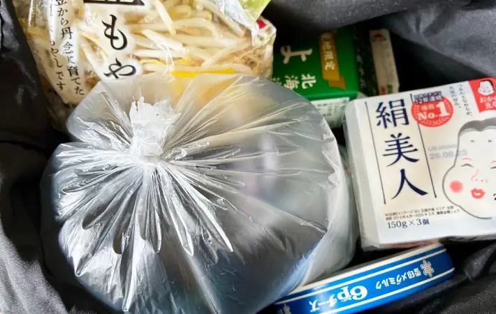 買い物バッグに入れたブドウの画像（撮影：エニママ）