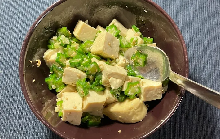 完成した「オクラと豆腐の冷やしチャンプルー風」の画像（撮影：キジカク）
