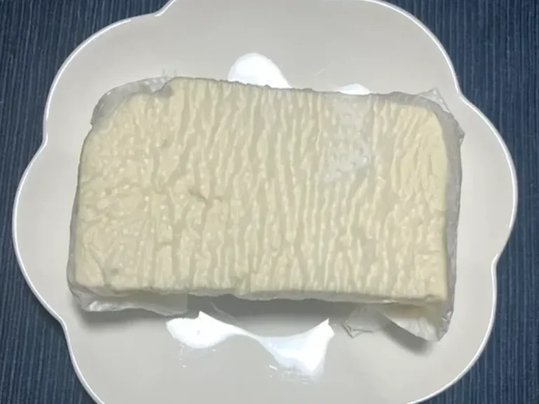 豆腐を水抜きした場面(撮影:grapeフード編集部)