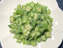 冷凍したオクラを置いた場面（撮影：grapeフード編集部）