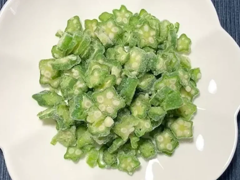 冷凍したオクラを置いた場面(撮影:grapeフード編集部)