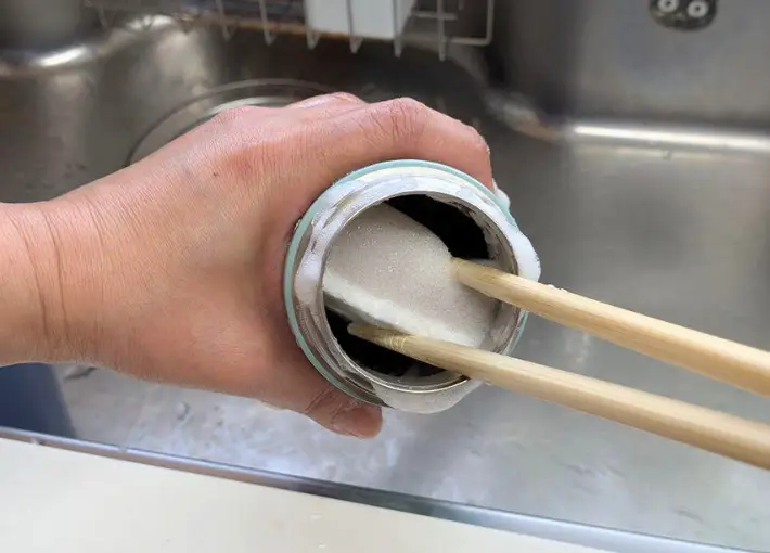 菜箸とスポンジで水筒を洗う画像（撮影：キジカク）