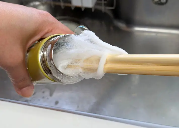 菜箸とネットで水筒を洗う画像（撮影：キジカク）