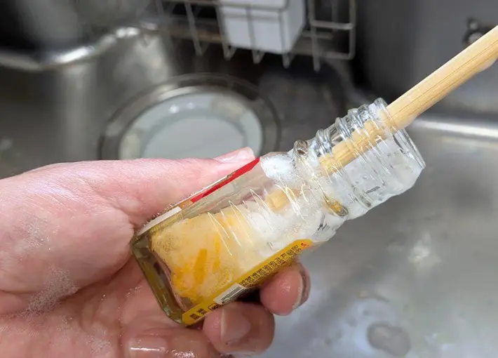菜箸とネットでラー油の瓶を洗う画像（撮影：キジカク）