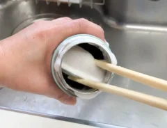 水筒を洗う場面（撮影：キジカク）