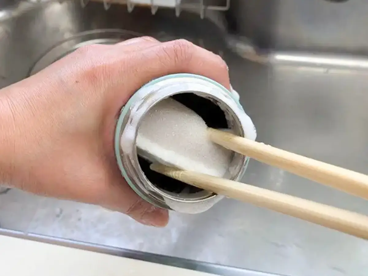 水筒を洗う場面（撮影：キジカク）