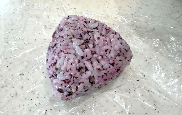 握ったおにぎりの画像（撮影：エニママ）