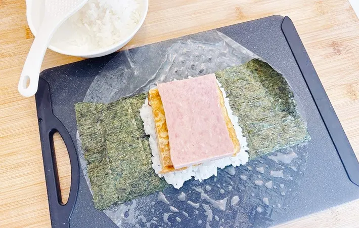 ライスペーパーの上に材料を重ねている画像（撮影：キジカク）
