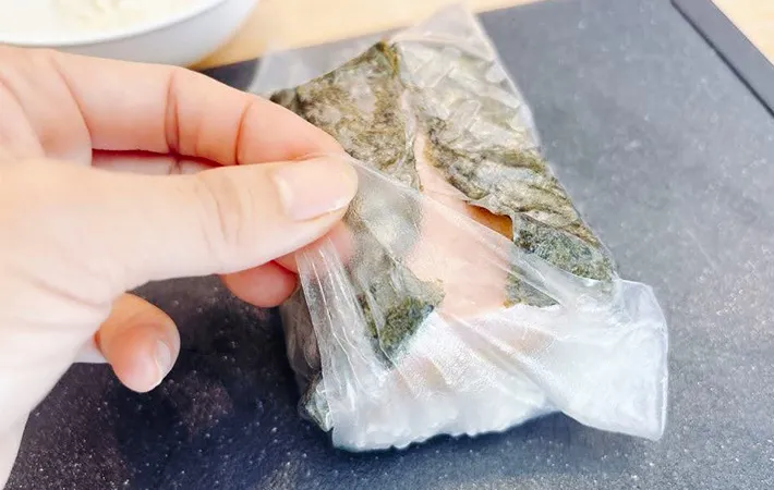 ライスペーパーで材料を包んでいる画像（撮影：キジカク）