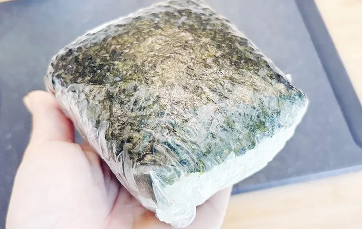 ライスペーパーでおにぎらずを包んだ画像（撮影：キジカク）