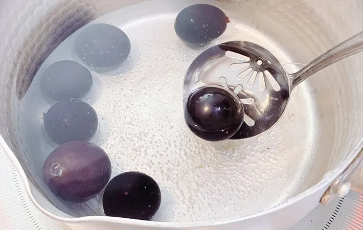 ブドウを茹でる画像（撮影：キジカク）