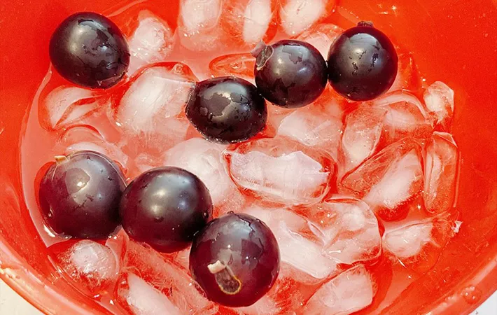 ブドウを氷水に入れた画像（撮影：キジカク）