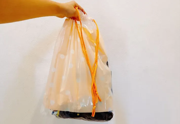 『ポリ巾着』に水着を入れた画像（撮影：キジカク）