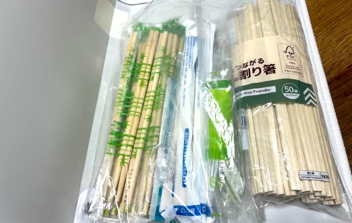 箸とスプーンなどを入れた画像（撮影：エニママ）