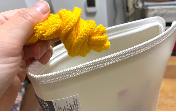ひもを上から収納する画像（撮影：エニママ）