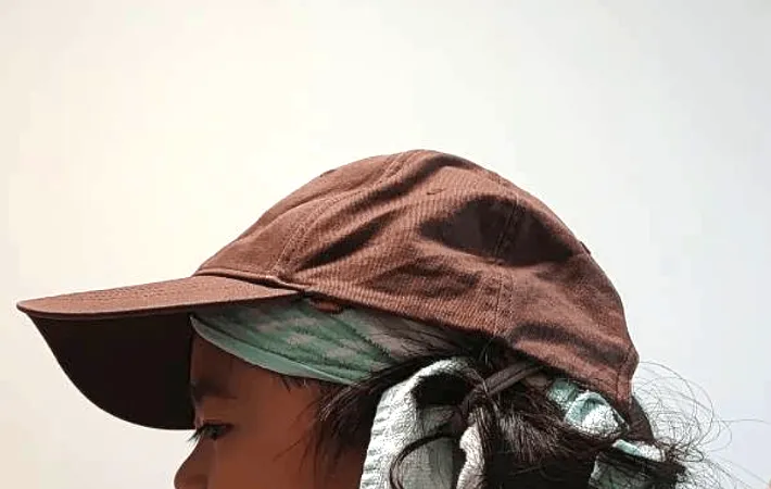 濡らしたタオルをあてて帽子をかぶっている画像（撮影：エニママ）