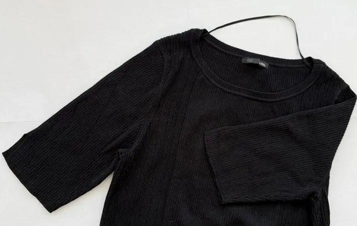 服の裏のヒモの写真（撮影：LUIS FIELD）