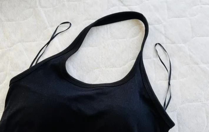 服の裏のヒモの写真（撮影：LUIS FIELD）