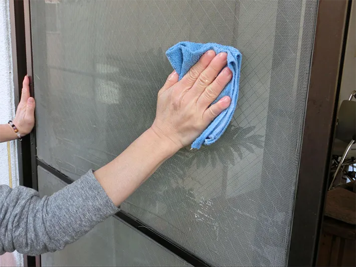 網戸の掃除をする写真