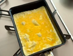 『ハチミツチーズ玉子焼き』を作る写真（撮影：grapeフード編集部）