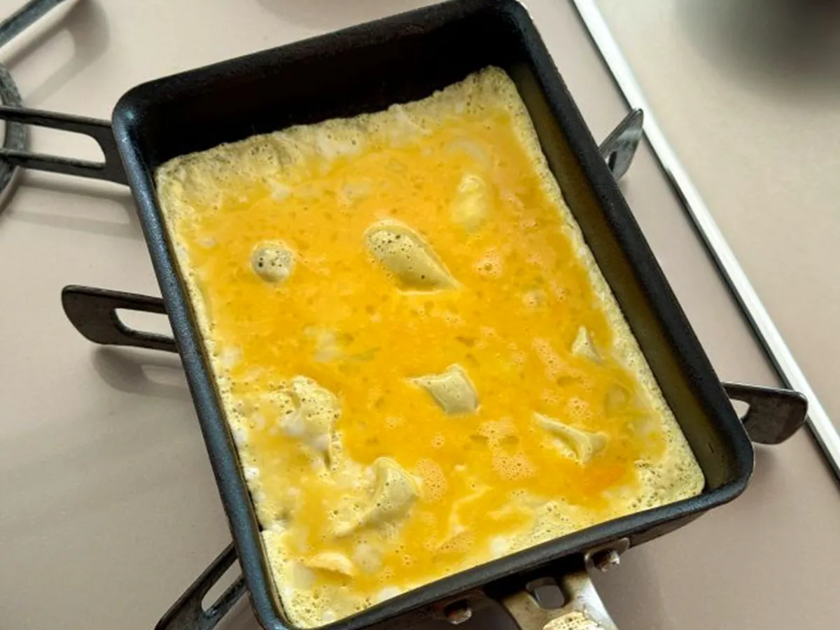 『ハチミツチーズ玉子焼き』を作る写真（撮影：grapeフード編集部）