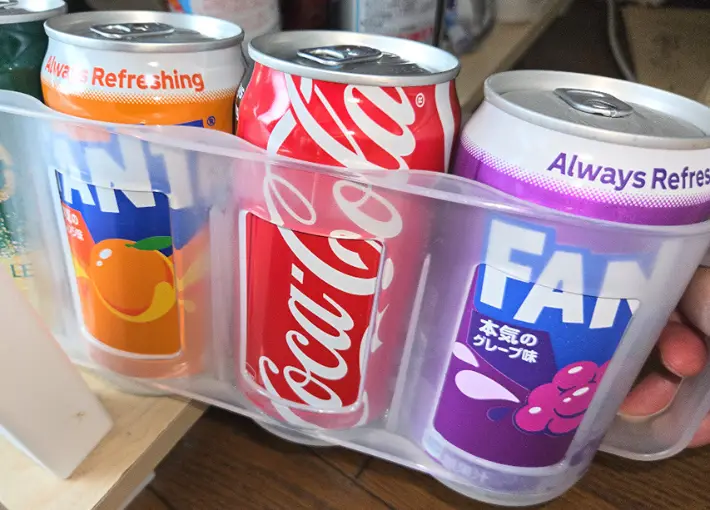 缶ストッカーにジュースを入れている画像（撮影：キジカク）