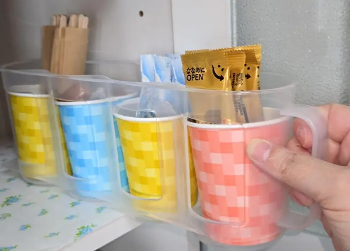 コーヒーセットを取り出す画像（撮影：キジカク）
