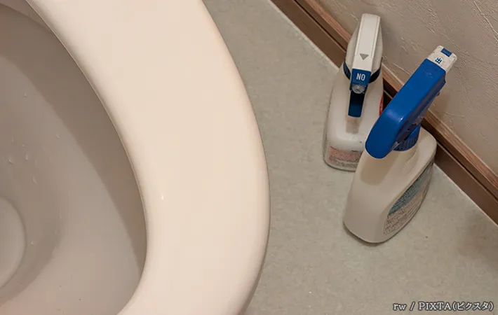 トイレを掃除している写真