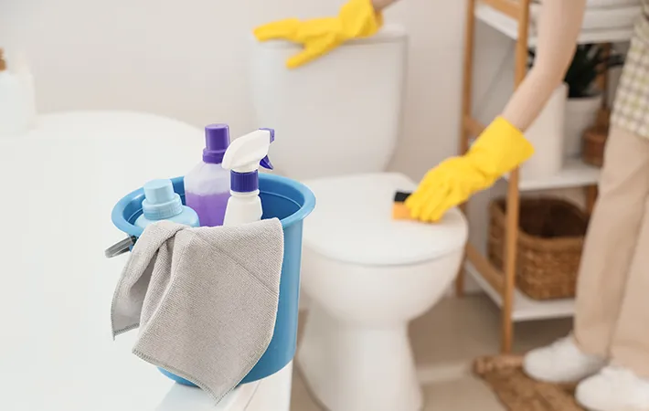 トイレを掃除している写真