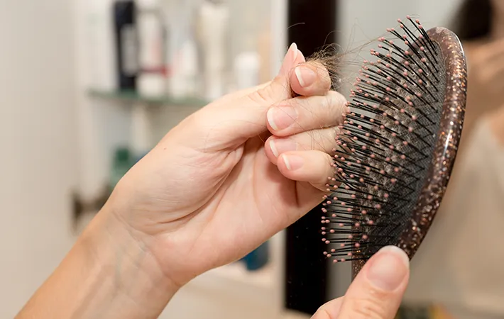 ヘアブラシと髪の毛の写真
