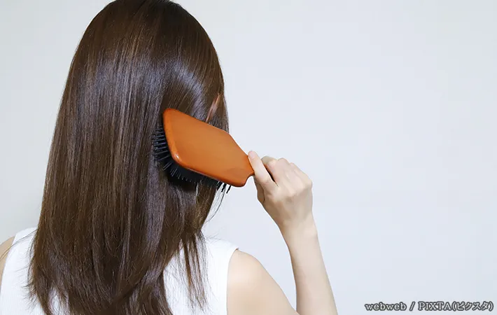 ヘアブラシと女性の髪の毛の写真