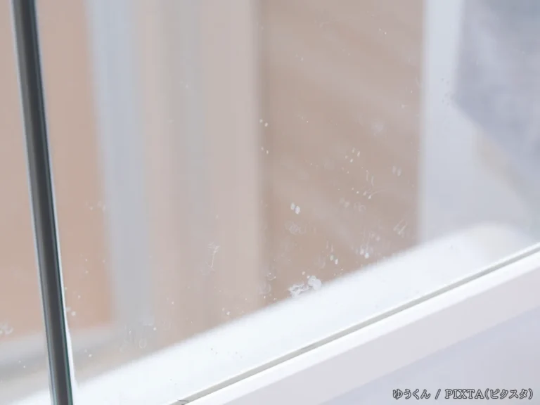 汚れた鏡の写真