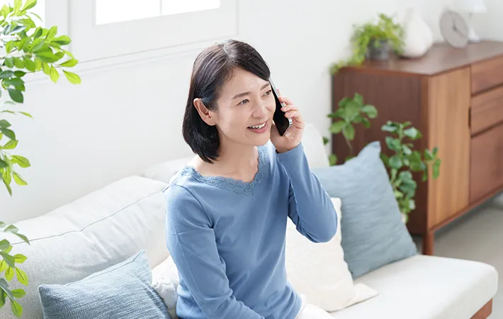 問い合わせをする女性の写真