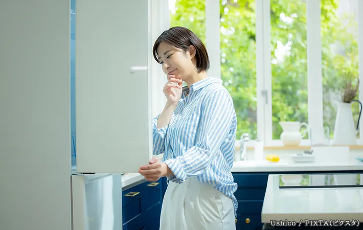 キッチンで困っている女性の写真