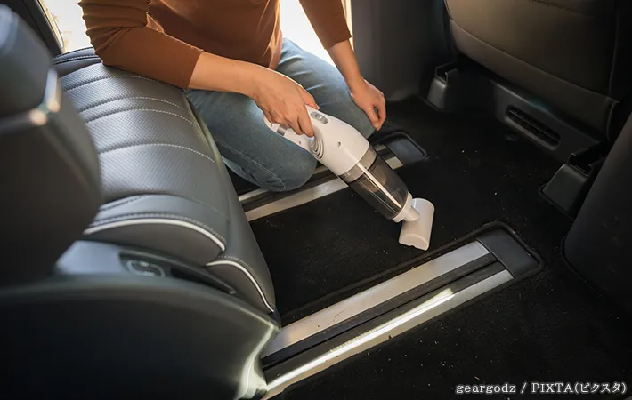 車内を掃除する写真
