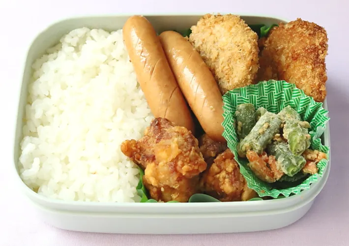 冷凍食品を使った茶色い弁当の写真