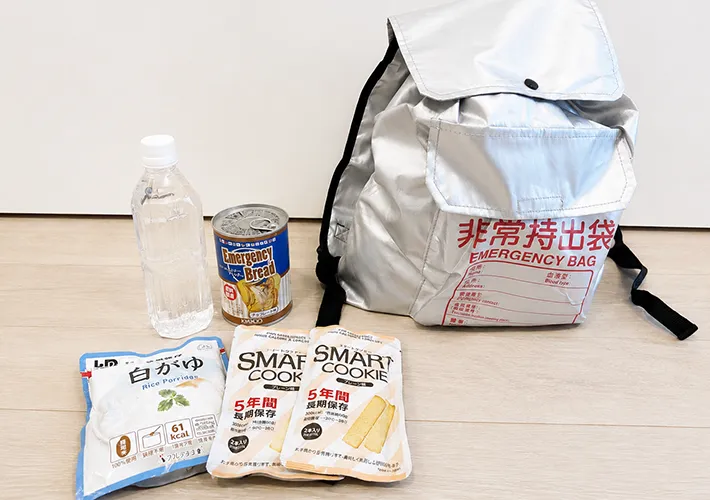 『非常持出袋』と食品の写真（撮影：Classy Life）