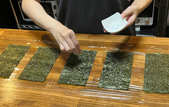 並べた海苔に塩を振る工程写真（撮影：grapeフード編集部）