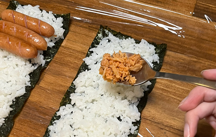 ご飯に具材をのせている写真（撮影：grapeフード編集部）