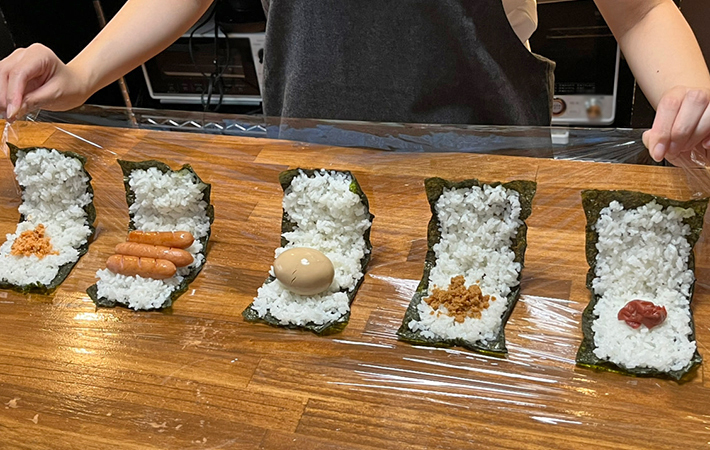 ラップを持ち上げている写真（撮影：grapeフード編集部）